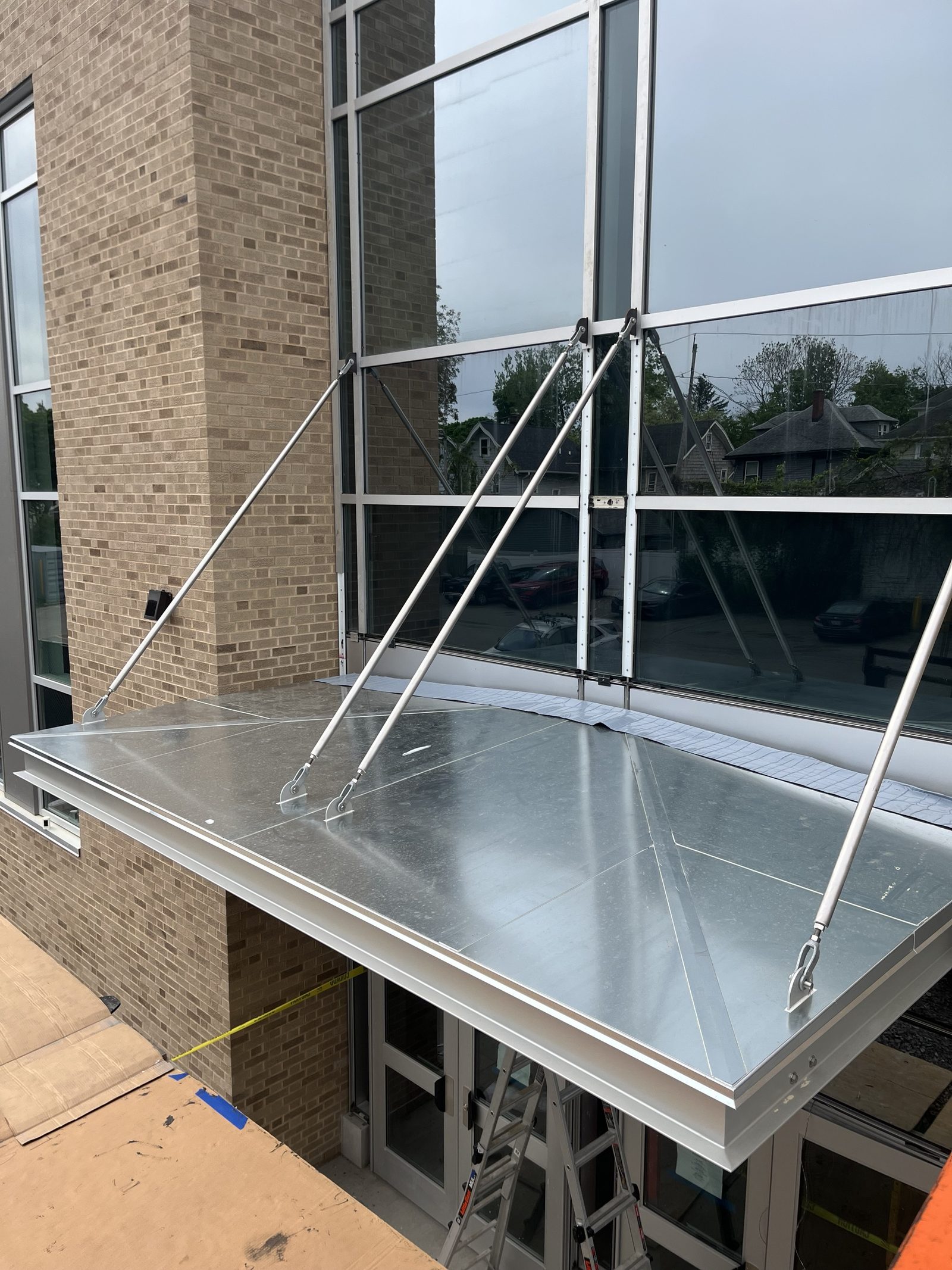 Canopy from above, tie rods anchored to the curtain wall mullions